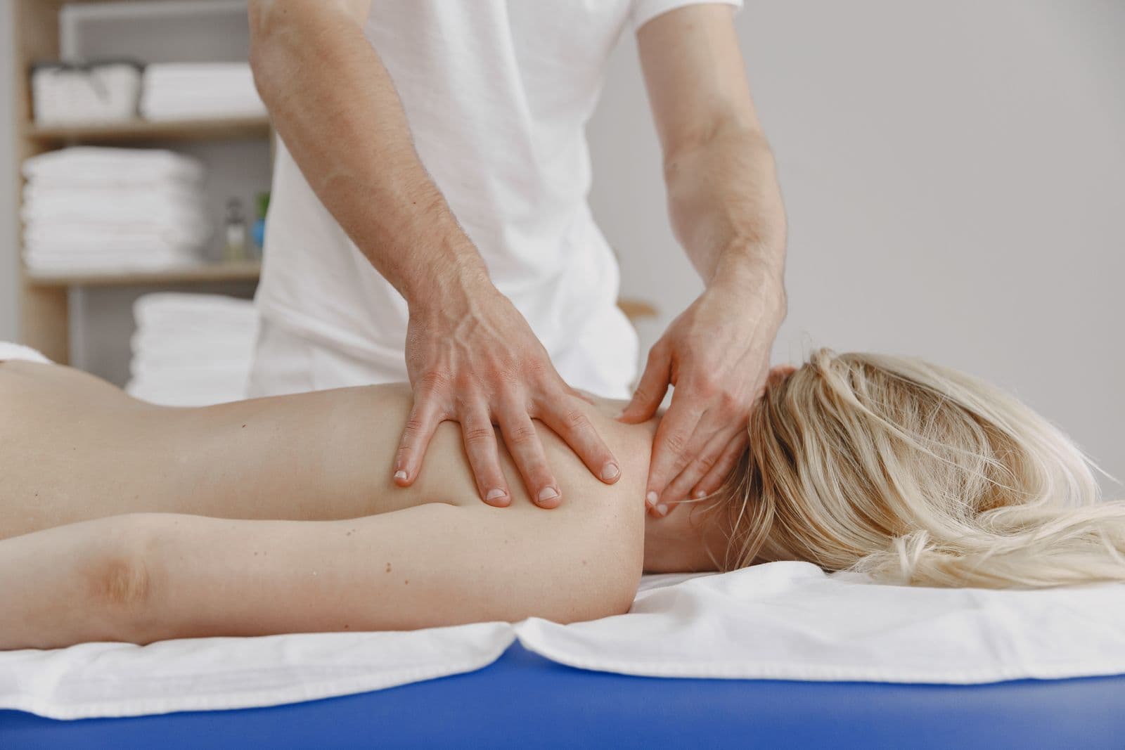 Pijat punggung dengan suasana tranquil